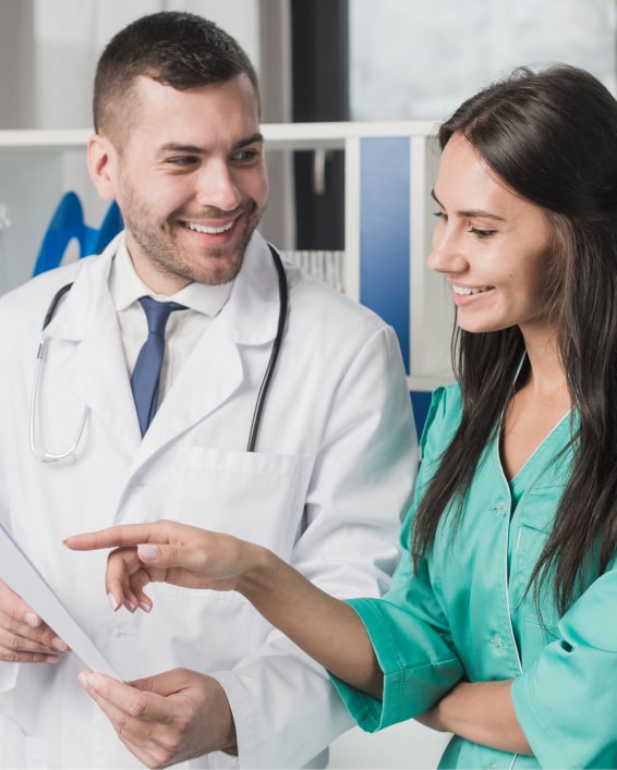 Equipo médico profesional de Botica Galénica listo para consultas.